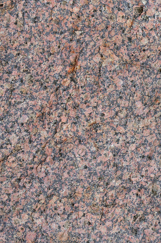 天然未经处理的花岗岩石材表面有细纹结构，以冷色调尺度为背景