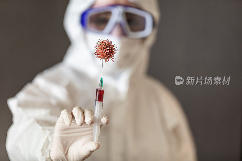 医学专家在实验室边做实验边开发新型冠状病毒疫苗