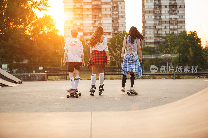 三个十几岁女孩在滑板公园的完整镜头