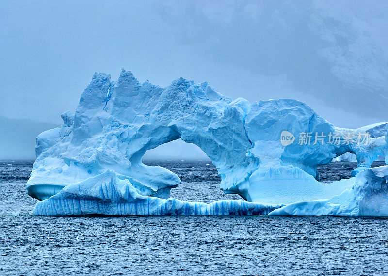 漂浮在海水上的冰山，南极洲