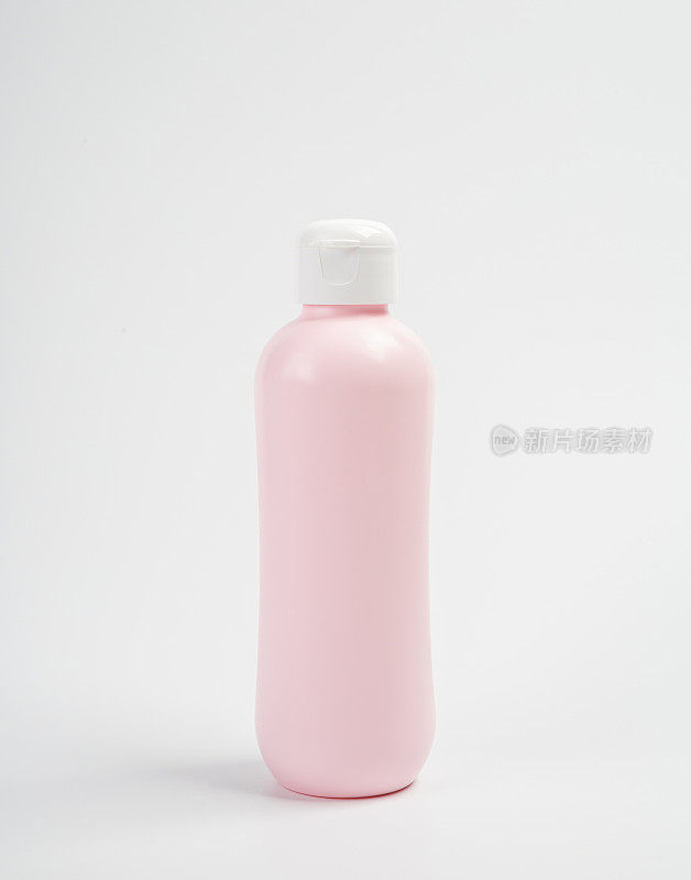 白色背景上的婴儿油或洗发水瓶子