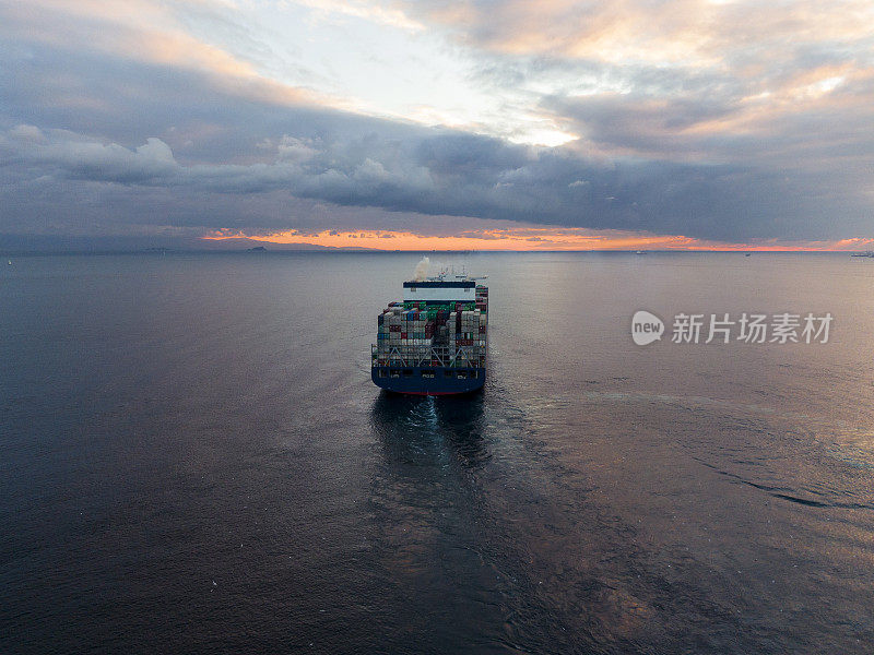 鸟瞰进出口业务、商业贸易物流运输中的集装箱货船