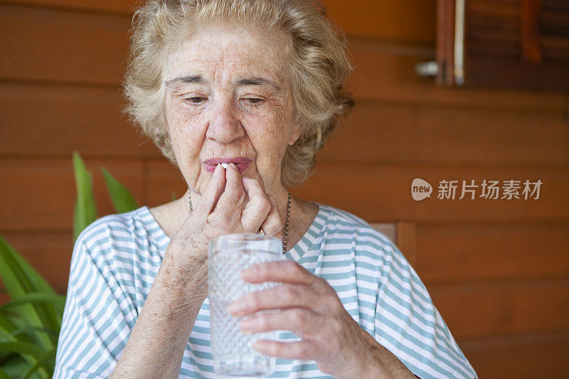 老年妇女正在服用抑郁症药物