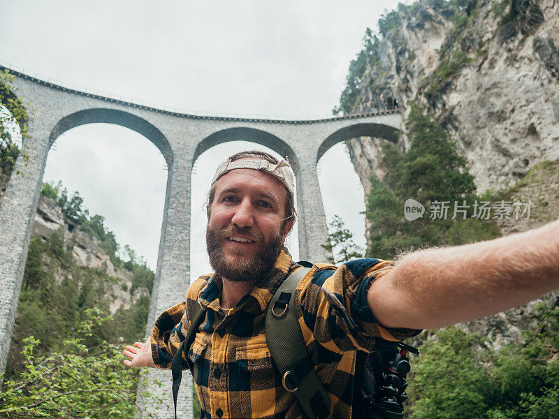 男子在瑞士著名的高架桥下自拍
