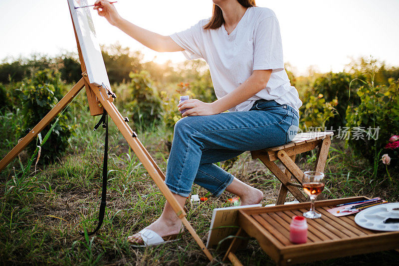 在大自然中创作女性绘画