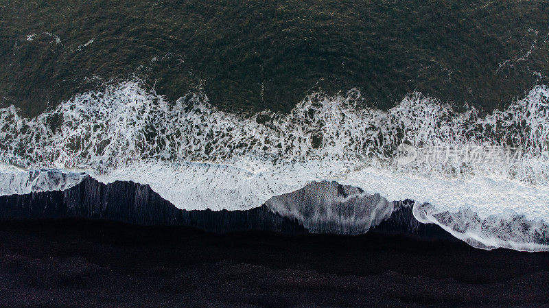 鸟瞰图的一个黑色沙滩在冬季冰岛