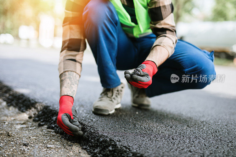 正在施工的道路工人