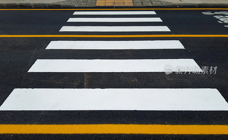 人行横道路标和人行横道标志。