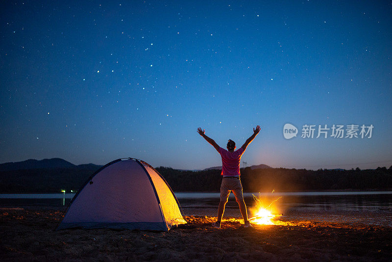 太阳落山后，篝火旁孤独的露营者