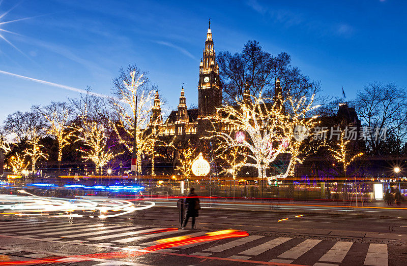 维也纳Rathausplatz圣诞市场夜景。