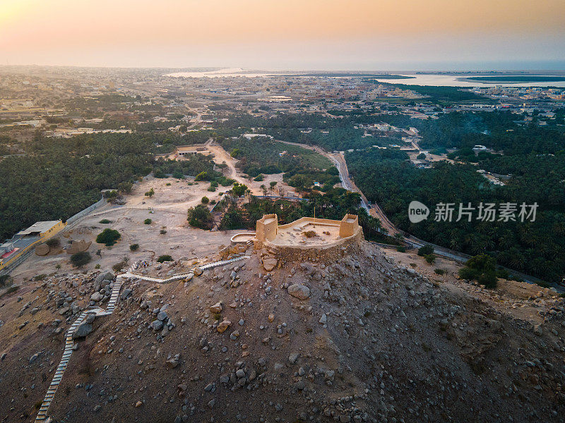 阿联酋北部拉斯海马酋长国的达亚堡防御工事，日落时分的鸟瞰图