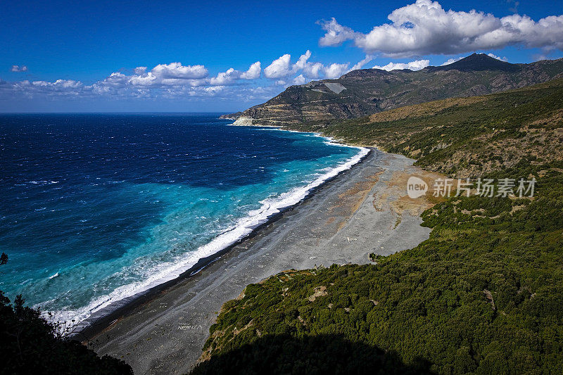 法国科西嘉岛的Nonza海滩和Corse角的西海岸