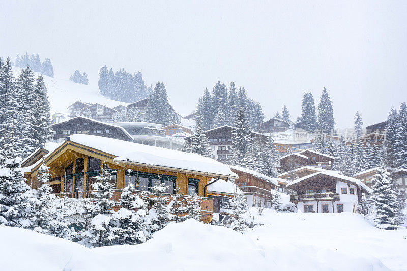 霍利迪度假屋在一个下雪的冬天奥地利阿尔卑斯山的一个滑雪胜地