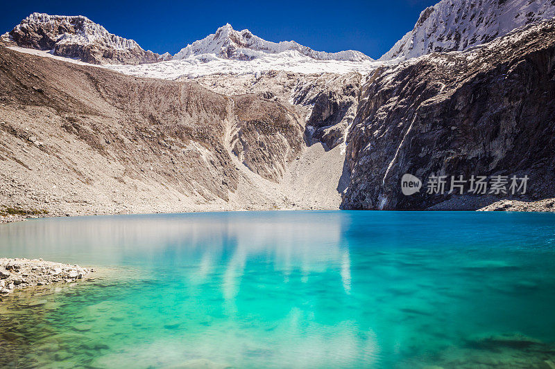 拉古纳湖69(69湖)和孕育的Chacraraju，布兰卡的Cordillera——坎卡什，秘鲁安第斯山脉