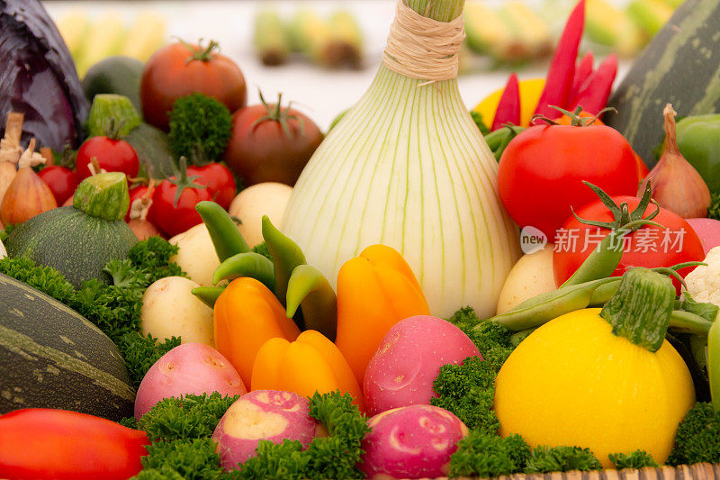 在一个蔬菜盒子里的颜色鲜艳的健康蔬菜混合物对你有好处的食物展览。