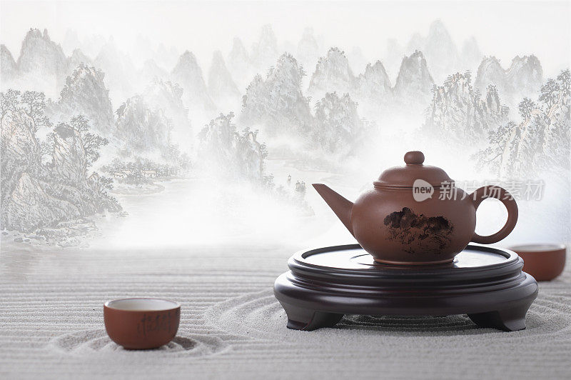 山水画前的中国茶壶和茶杯在枯山水上富有禅意的意境