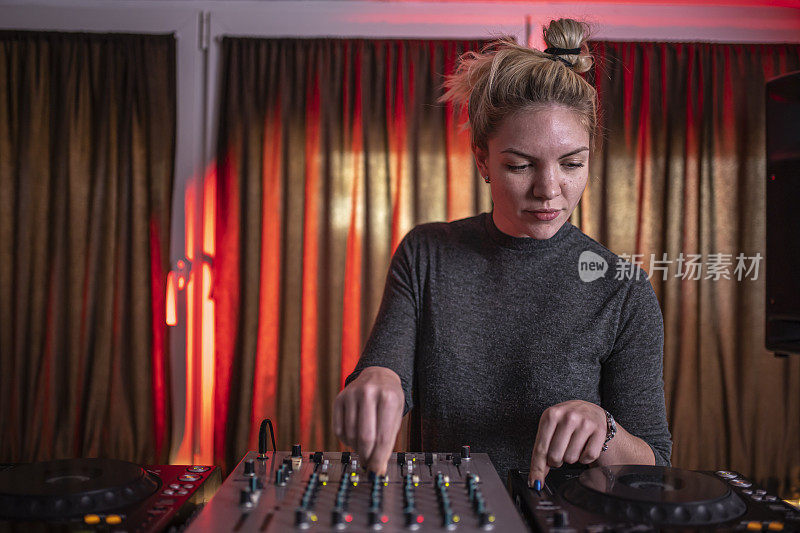 一个女DJ在俱乐部里放音乐