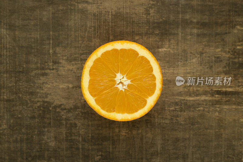 在木板上切成两半的橙子