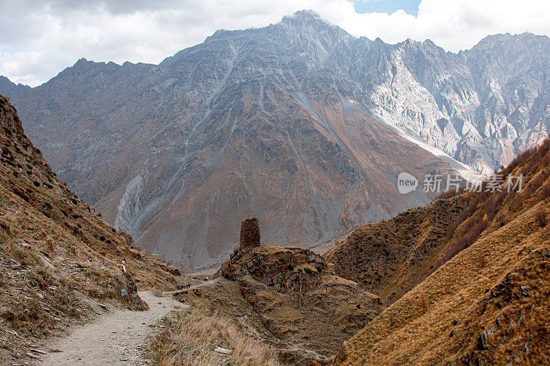 风景秀丽的山谷在卡夫卡兹山，卡兹贝克山在格鲁吉亚附近的斯泰因茨明达秋天