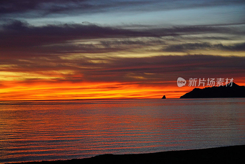 科尔特斯海的清晨是红色的天空