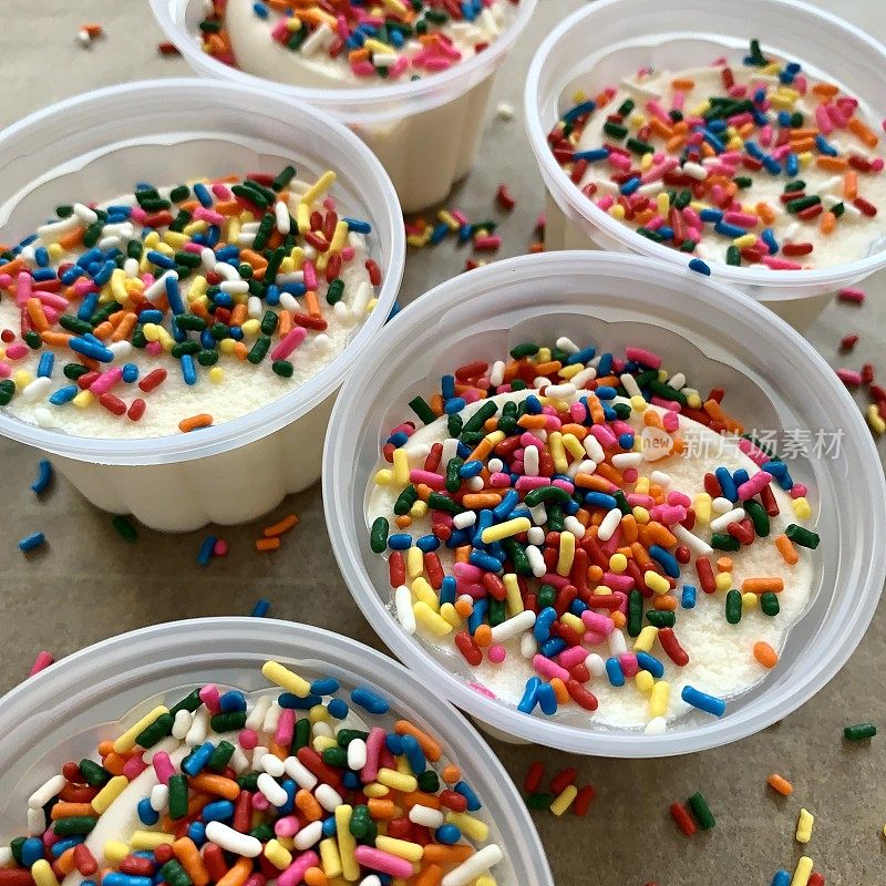 香草冰淇淋杯加入五彩缤纷的糖屑