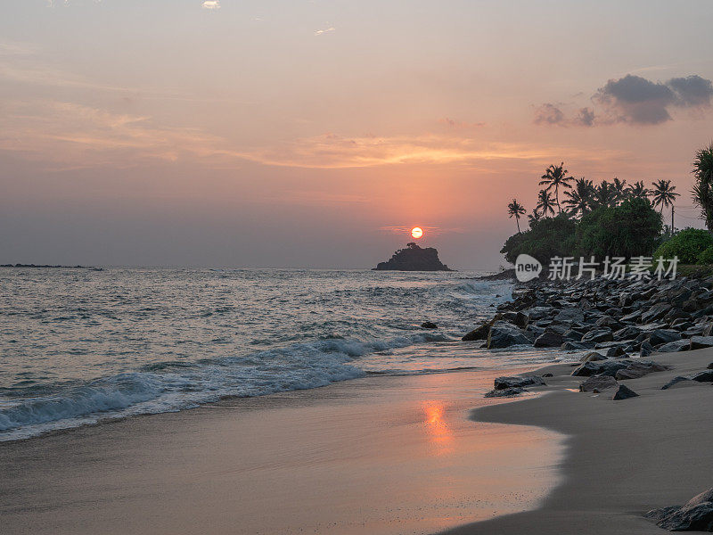 夕阳西下，在一个田园诗般的热带气候，斯里兰卡的海滩