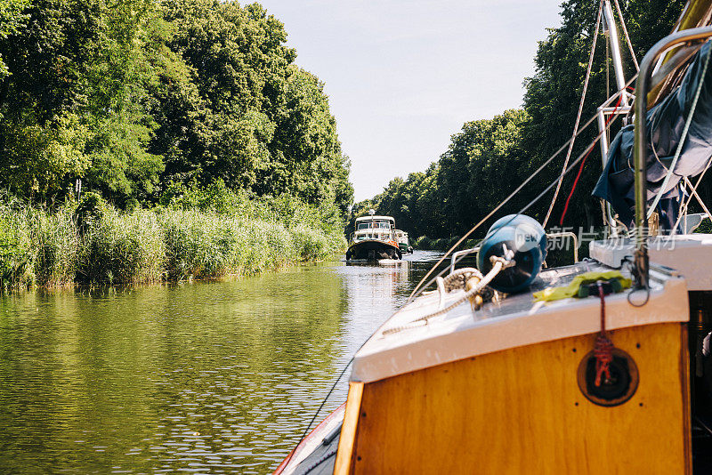 航行在德国哈维尔河上的帆船，梅克伦堡-沃波莫伦