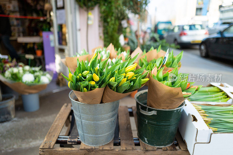 鲜花在花店外零售出售