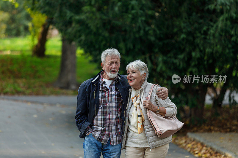 一位老妇人和她的丈夫一起散步度过美好的一天。