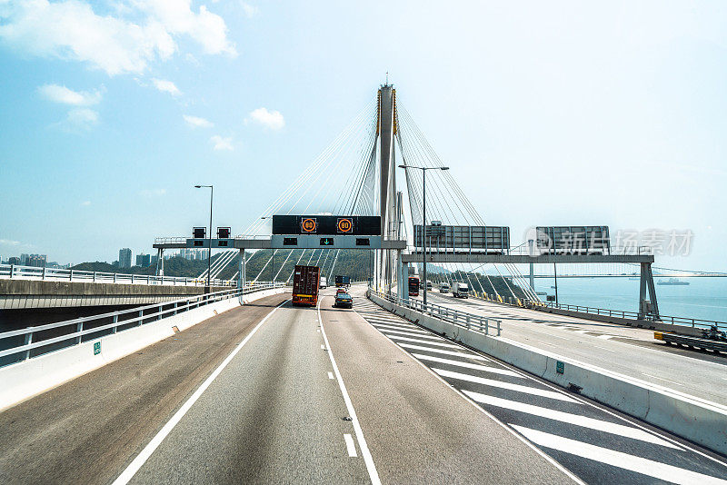 香港城市前面的柏油路