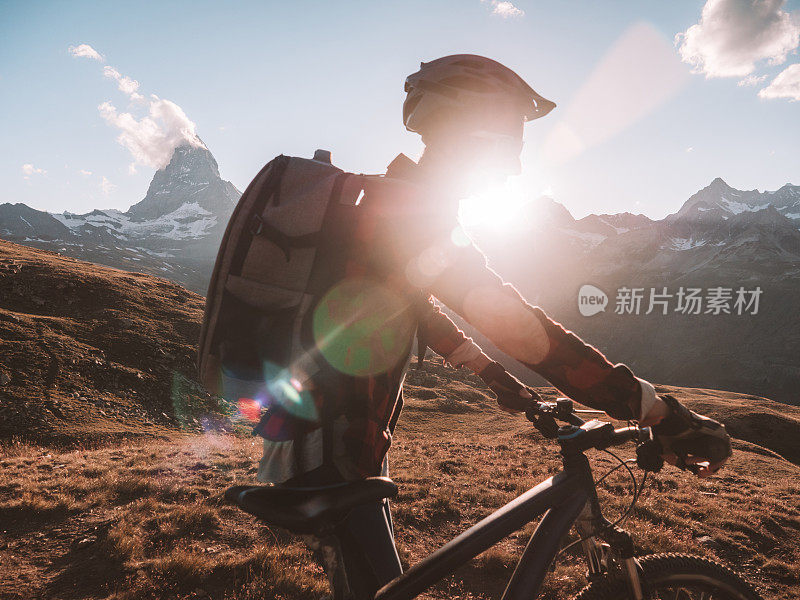 女山地自行车手从马特洪峰下面的小径欣赏风景