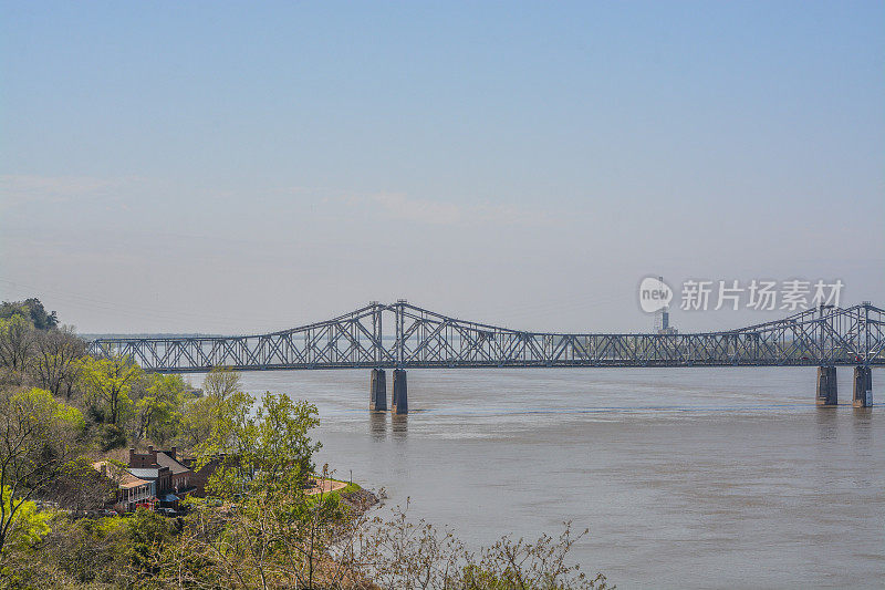 纳齐兹·维达利亚大桥横跨密西西比河。它是密西西比州最高的桥