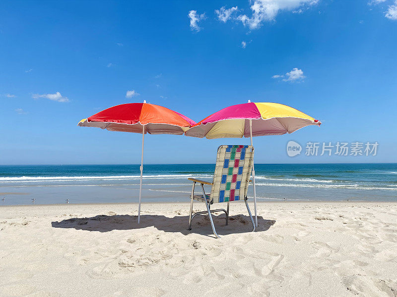 沙滩伞和椅子