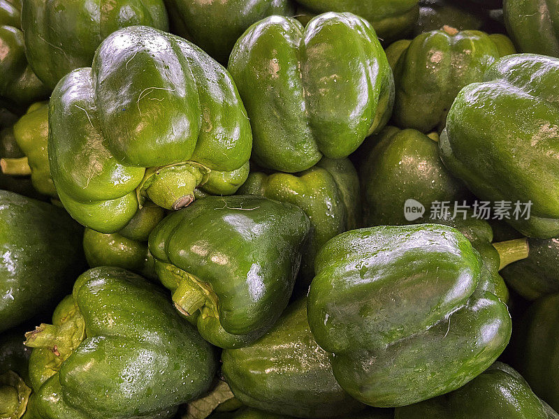 青椒在农贸市场出售