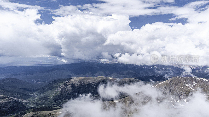 从科罗拉多埃文斯山鸟瞰风景