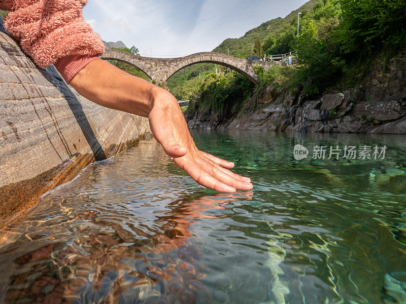 提契诺，人们用手从河里抓淡水