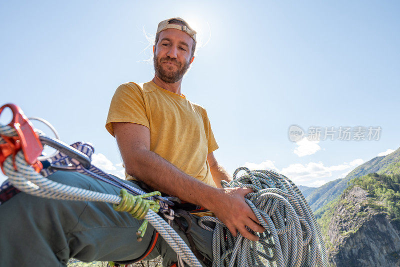 登山者抱绳角度低