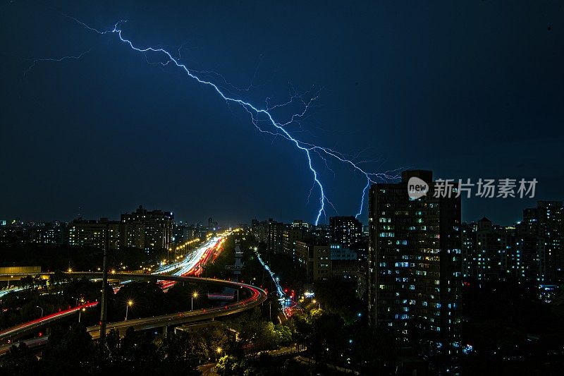 北京上空有雷雨和闪电