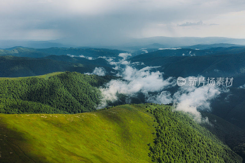 喀尔巴阡山脉夏日青山鸟瞰图