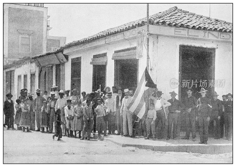 古董黑白照片:升起古巴国旗