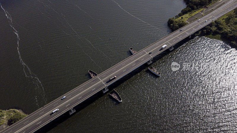 大桥横跨宽阔的河流