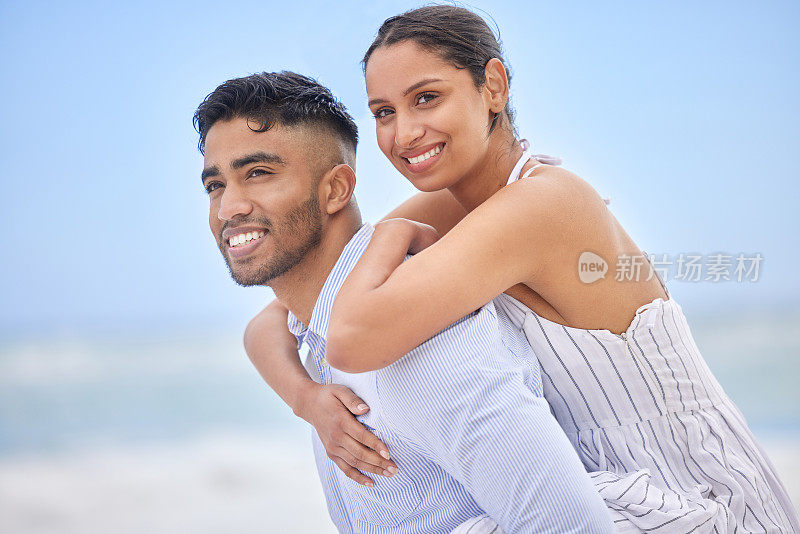 一对年轻夫妇在海滩上消磨时光的照片