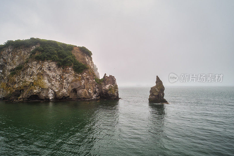 海岸岩石恶魔的手指在阿瓦查湾海岸。