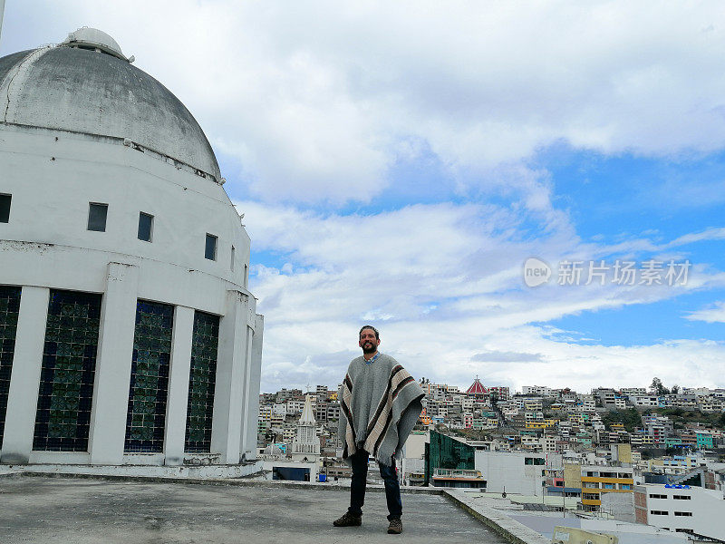 拉丁背包客在厄瓜多尔通古拉瓦的安巴托(Ambato)旅行，放松和享受旅程;背面，城市景观在晴天多云的日子。