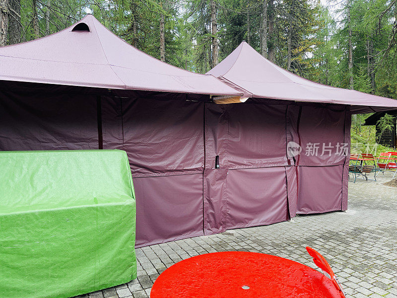 五颜六色的帐篷保护着餐厅的厨房用具