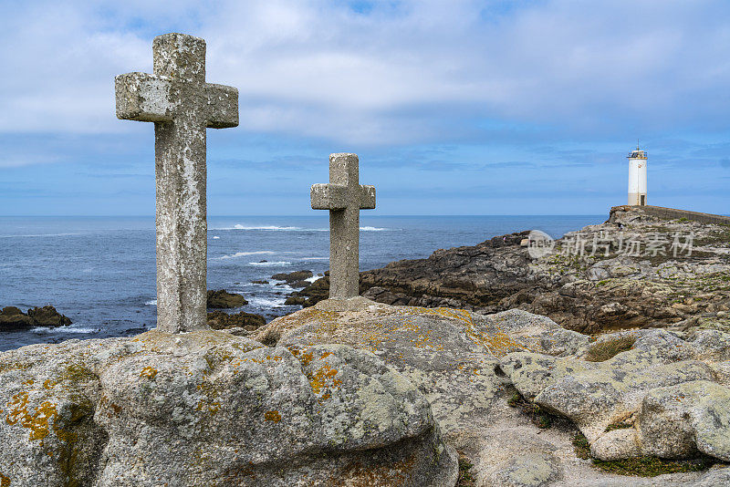 俯瞰法罗·多·隆库多(打鼾的灯塔)的十字架在蓬特克索，西班牙，加利西亚