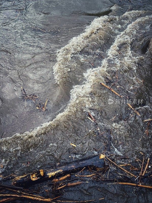 雷雨中河水泛滥