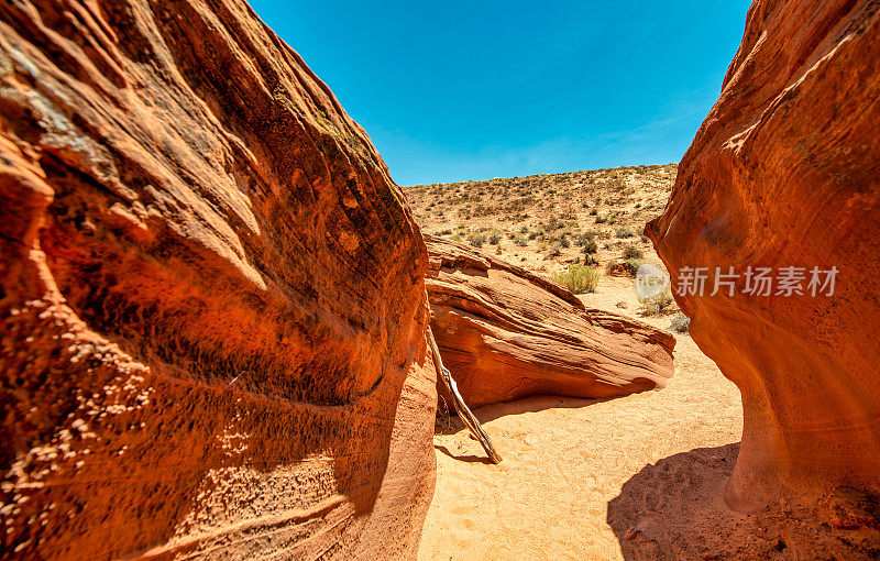 羚羊峡谷，亚利桑那州-美国。蓝色夏日天空下的岩石外景。