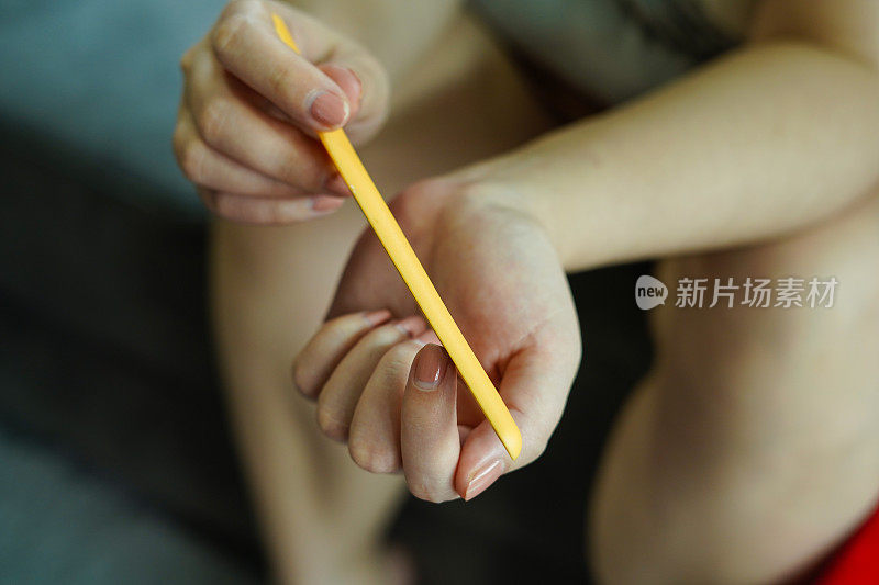 女人用砂纸锉指甲，缝合。