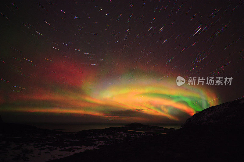 夜空中五颜六色的北极光。星星在数字生成的图像上留下痕迹